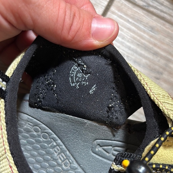 Keen Woman’s Yellow and Black Waterproof Outdoor Hiking Sandals Size 7 - Picture 10 of 10